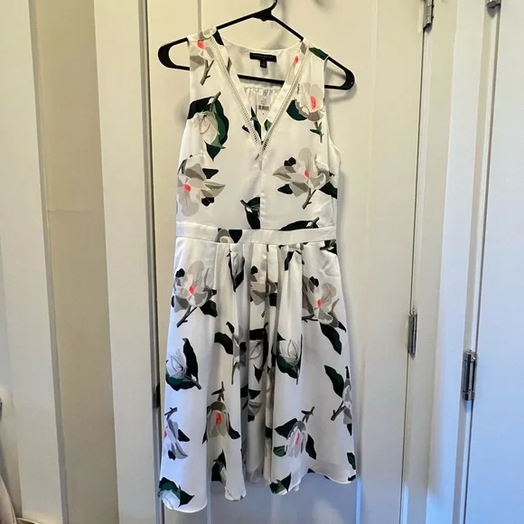 Banana Republic Factory Dress - Size 4 - It has pockets! - Picture 2 of 7